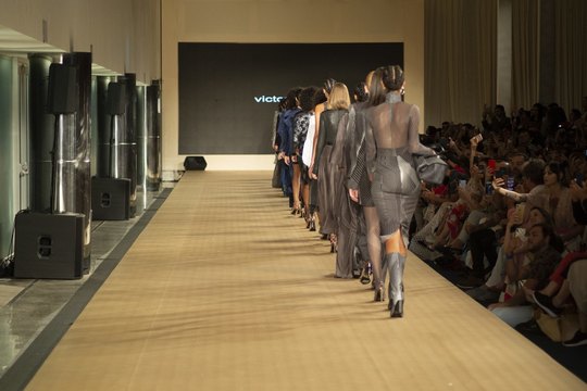 Como analisar um desfile de moda Como analisar um desfile de moda